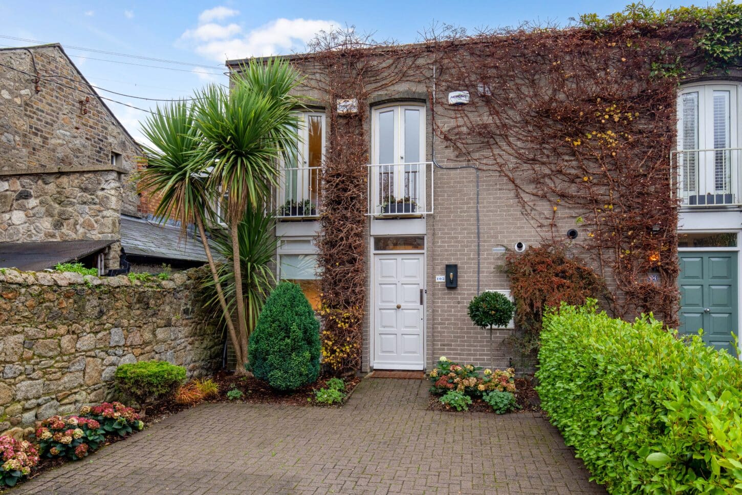 105 Lansdowne Park - Front